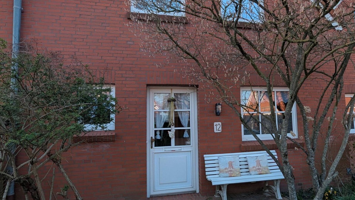 Ditzum House | Holiday Home 'Franz' with Private Terrace, Private Garden and Wi-Fi
