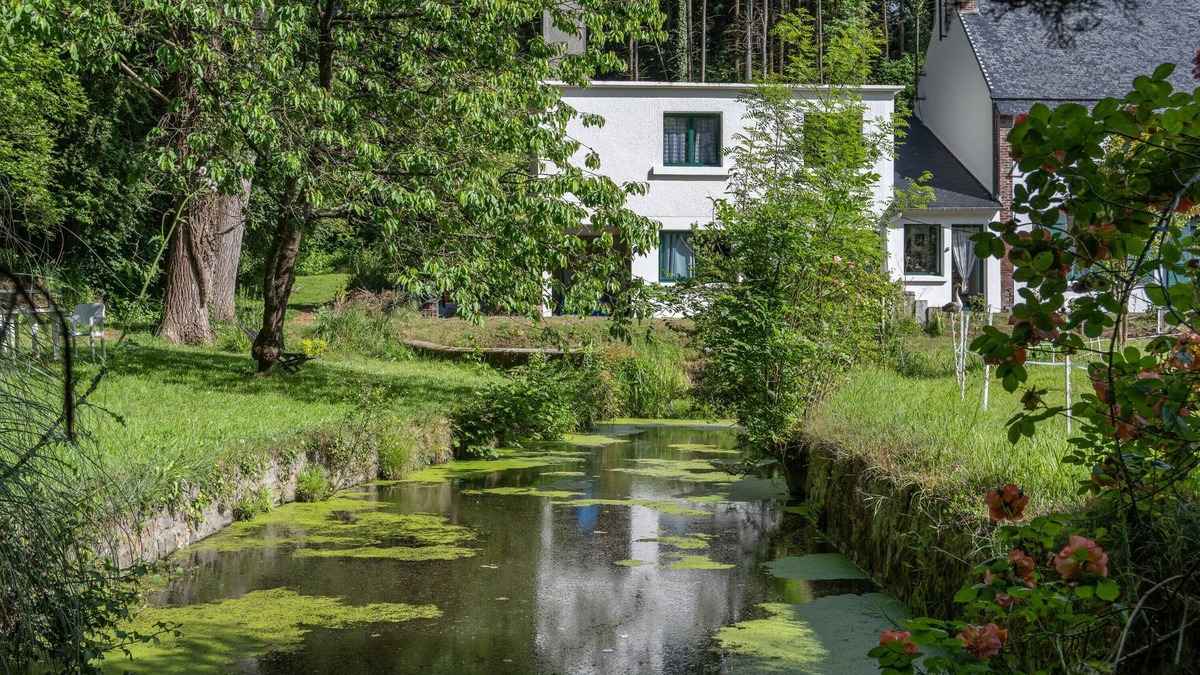 Plelo House | Holiday Home 'Gîte Entre Forêt Et Rivière' with Private Garden, Balneo and Wi-Fi