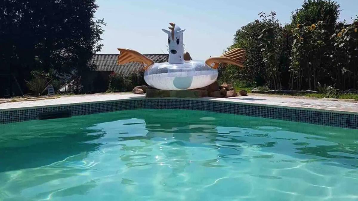 La Porcherie House | Holiday Home 'Gîte Les Tilleuls' with Shared Pool, Terrace & Wi-Fi