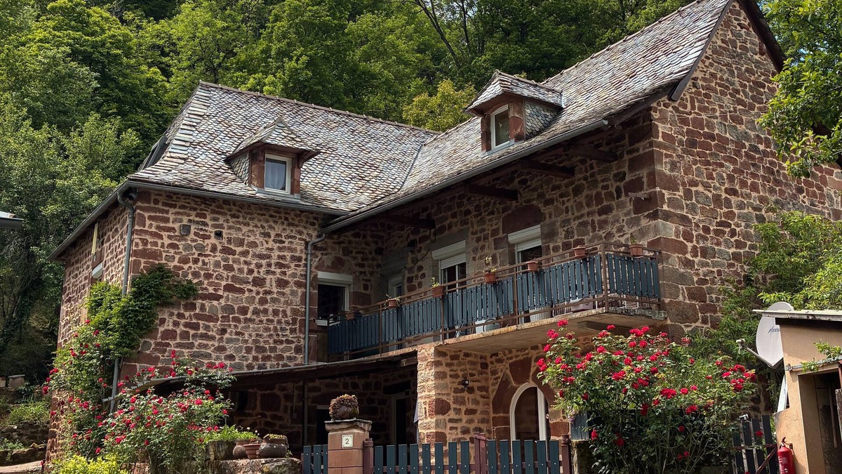 Villecomtal House | Holiday Home "Gîte Le Pressoir Domaine de Jouani" with Shared Pool & A/C