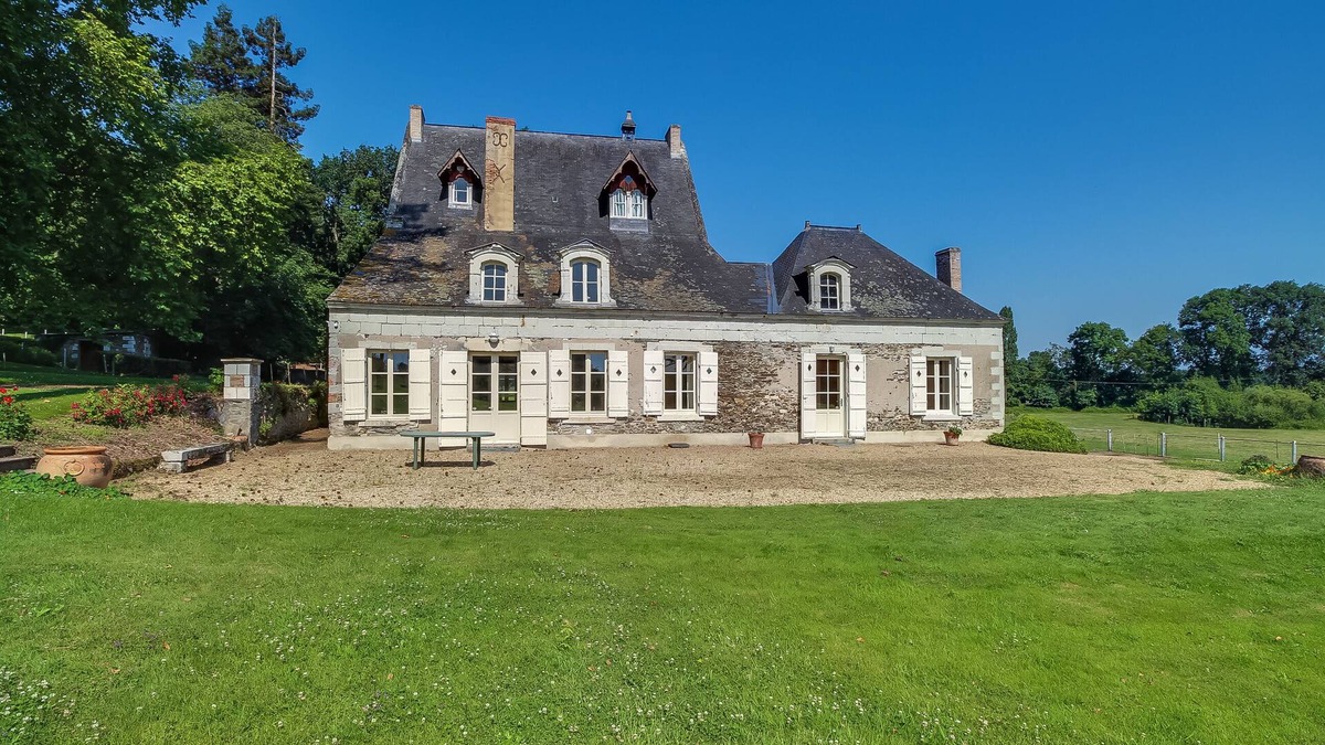 Montreuil-Juigne Other | Holiday Home 'Gîte De Charme Bord De La Mayenne' with Shared Terrace and Wi-Fi