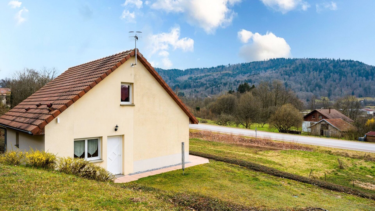 Rupt-sur-Moselle House | Holiday Home 'Gîte Cerf' with Private Terrace, Wi-Fi and Air Conditioning