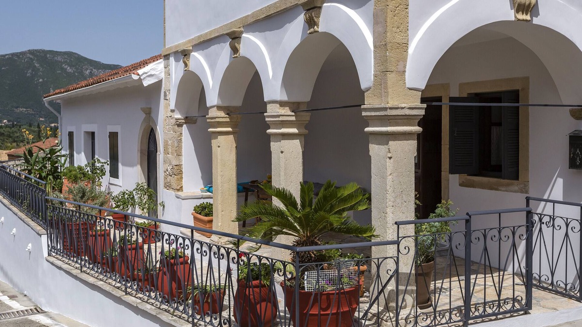Doukades House | Holiday Home "Gala Estate Traditional Mansion" with Mountain View, Garden & Wi-Fi