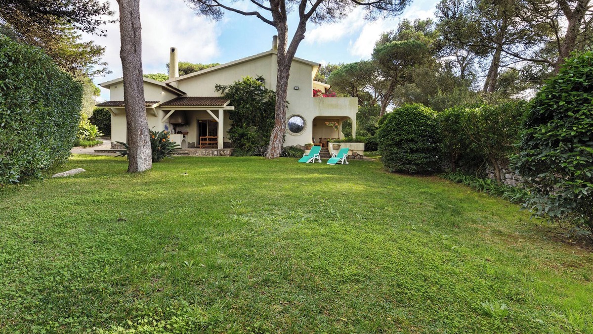 Charneca House | Holiday Home 'Garden House' with Private Garden, Wi-Fi and Air Conditioning