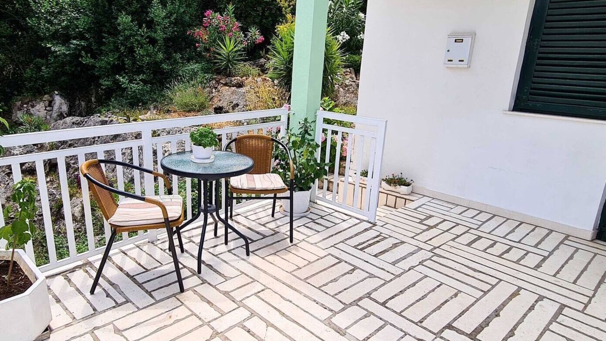 Hodilje House | Holiday Home Gea - Three Bedroom Holiday Home with Terrace and Partial Sea View