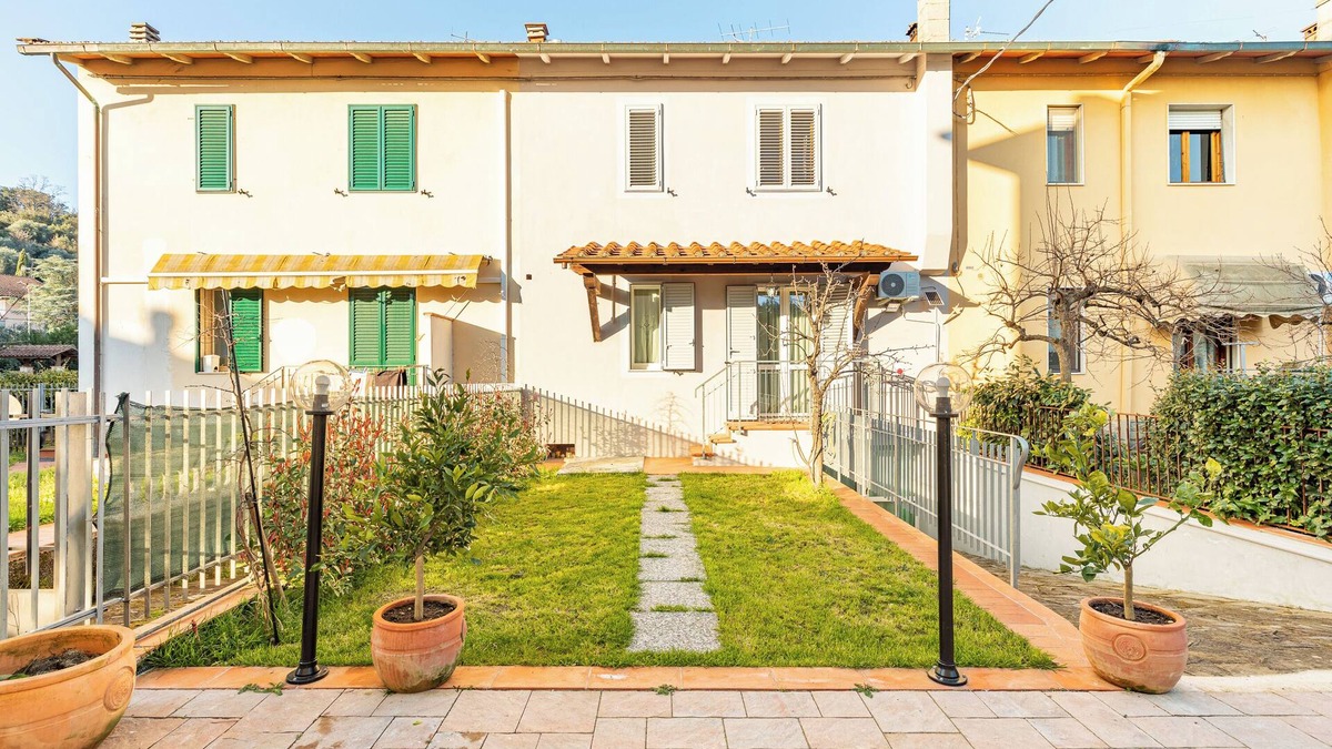 Poggio a Caiano House | Holiday Home 'Giuliana' with Private Terrace, Private Garden and Wi-Fi
