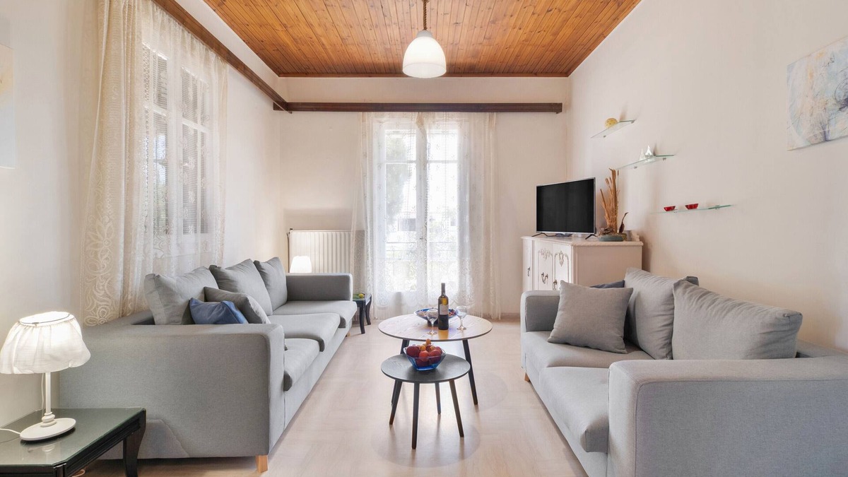 Agios Ioannis House | Holiday Home 'Giorgos House First Floor' with Sea View, Private Terrace and Wi-Fi