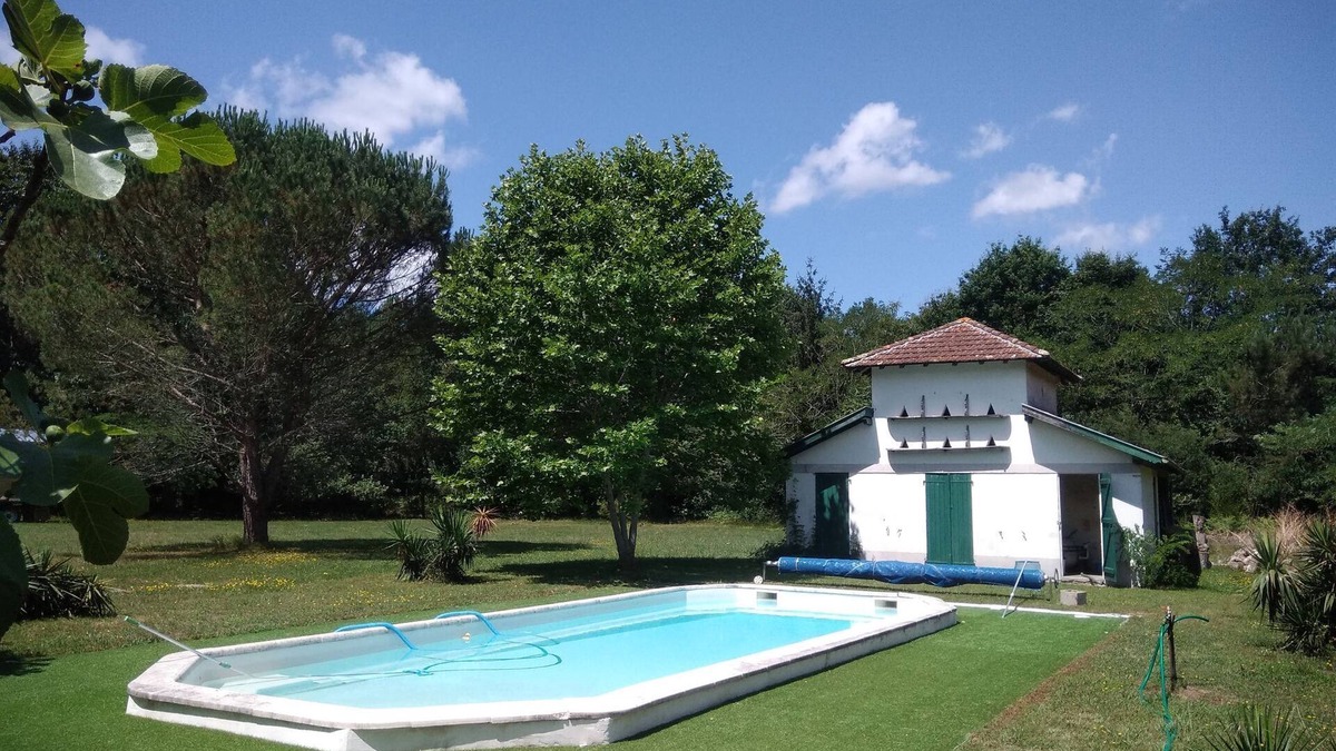 Castets House | Holiday Home 'Gîte 2ch 2sdb Piscine 20min Plages' with Shared Pool