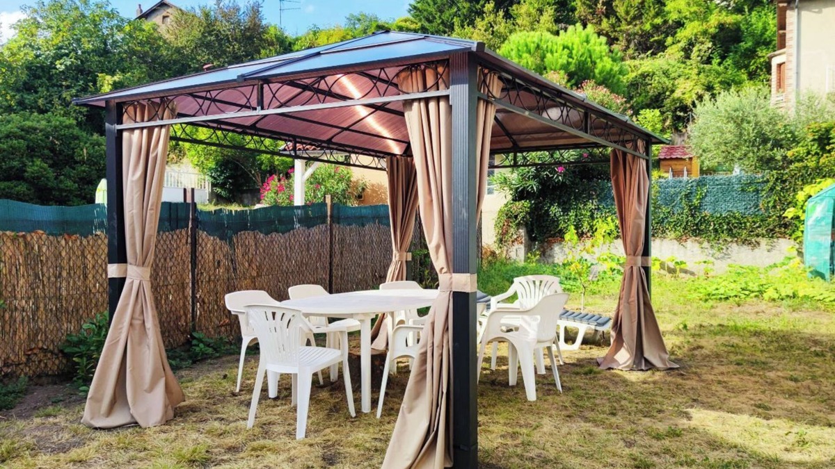 Decazeville House | Holiday Home 'Gite 43-2' with Shared Terrace, Shared Garden and Wi-Fi