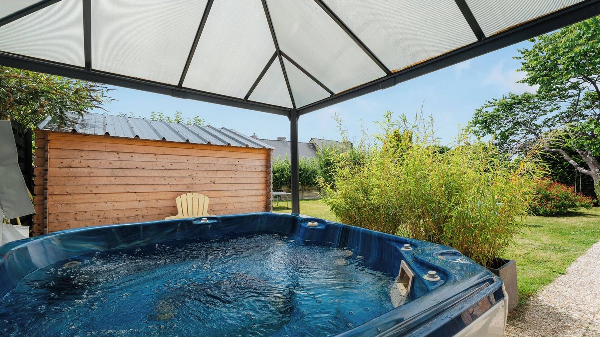 Beaussais-sur-Mer House | Holiday Home 'Gîte De La Tour' with Private Garden and Wi-Fi