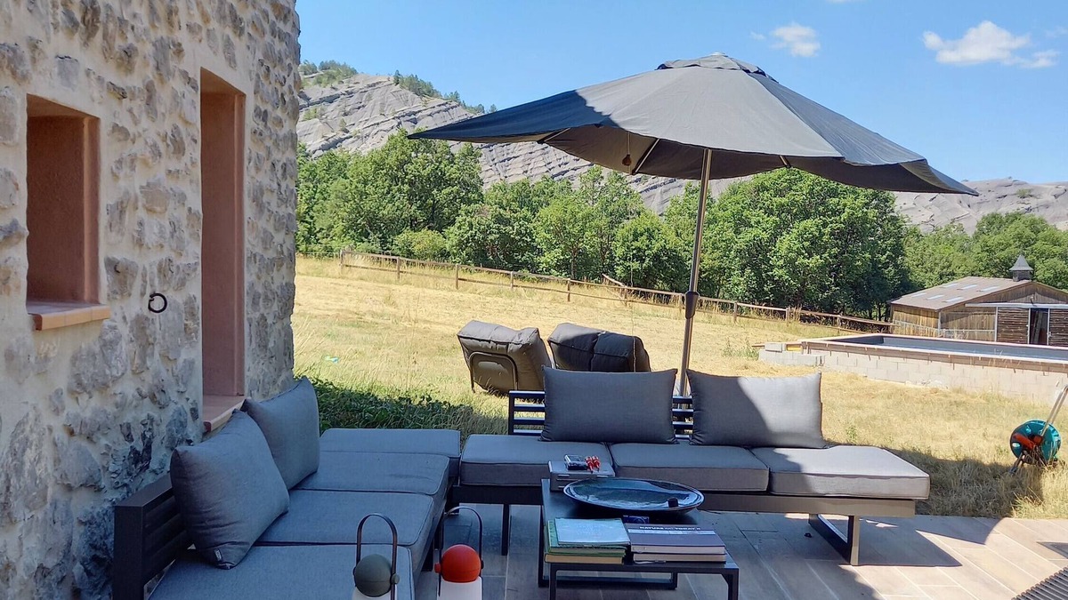 Archail House | Holiday Home 'Gîte Du Couard' with Shared Pool, Wi-Fi and Air Conditioning