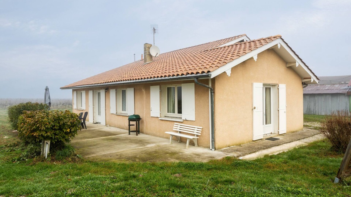 Langon House | Holiday Home 'Gite Du Maine' with Private Terrace, Private Garden and Wi-Fi