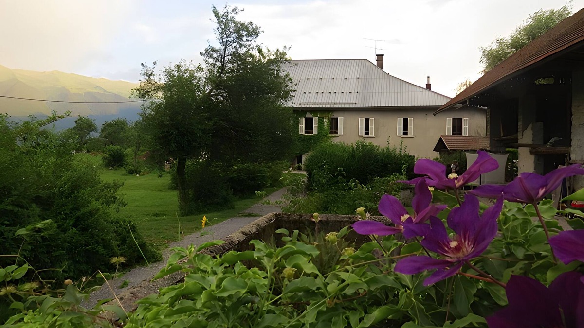 Verrens-Arvey House | Holiday Home 'Gite Sources D'Arvey' with Balcony and Wi-Fi