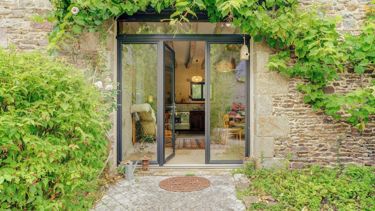 Cuguen House | Holiday Home 'Gite La Villate' with Private Terrace, Private Garden and Wi-Fi