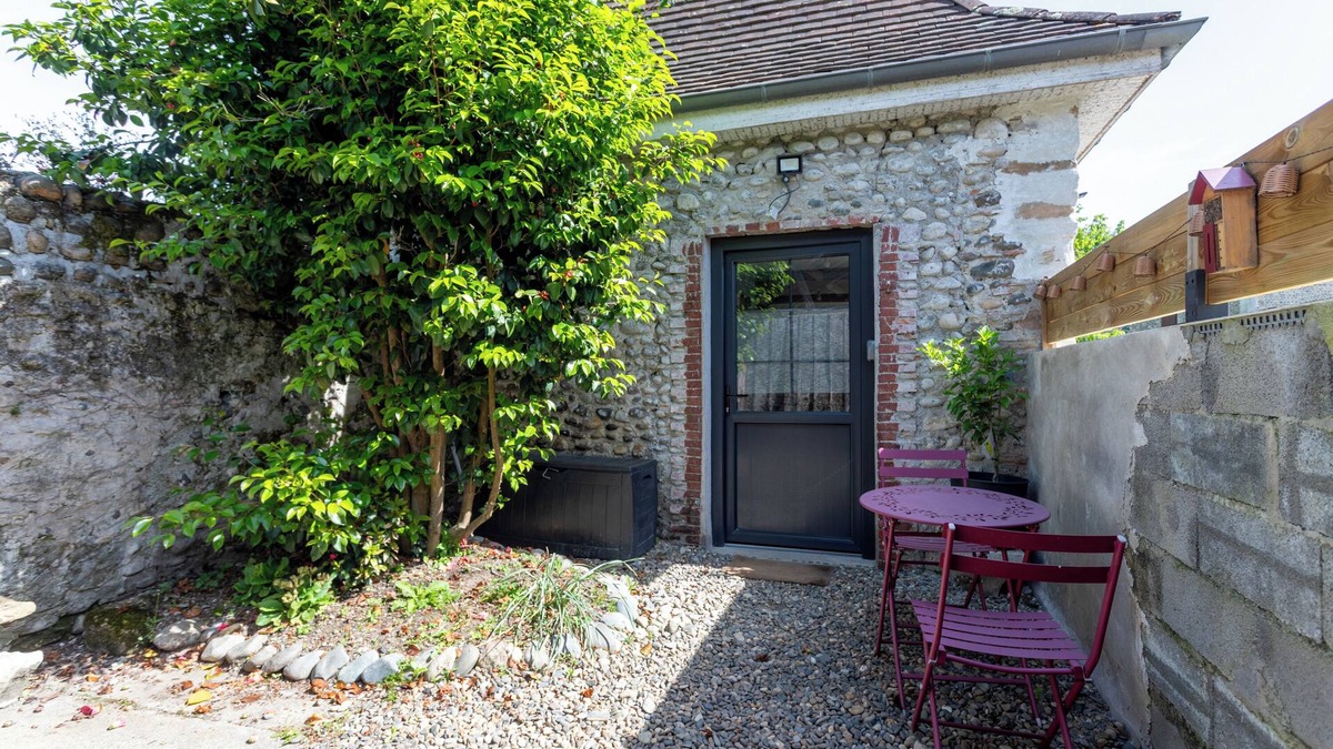 Mont House | Holiday Home 'Gîte les Charmilles' with Private Terrace, Private Garden and Wi-Fi