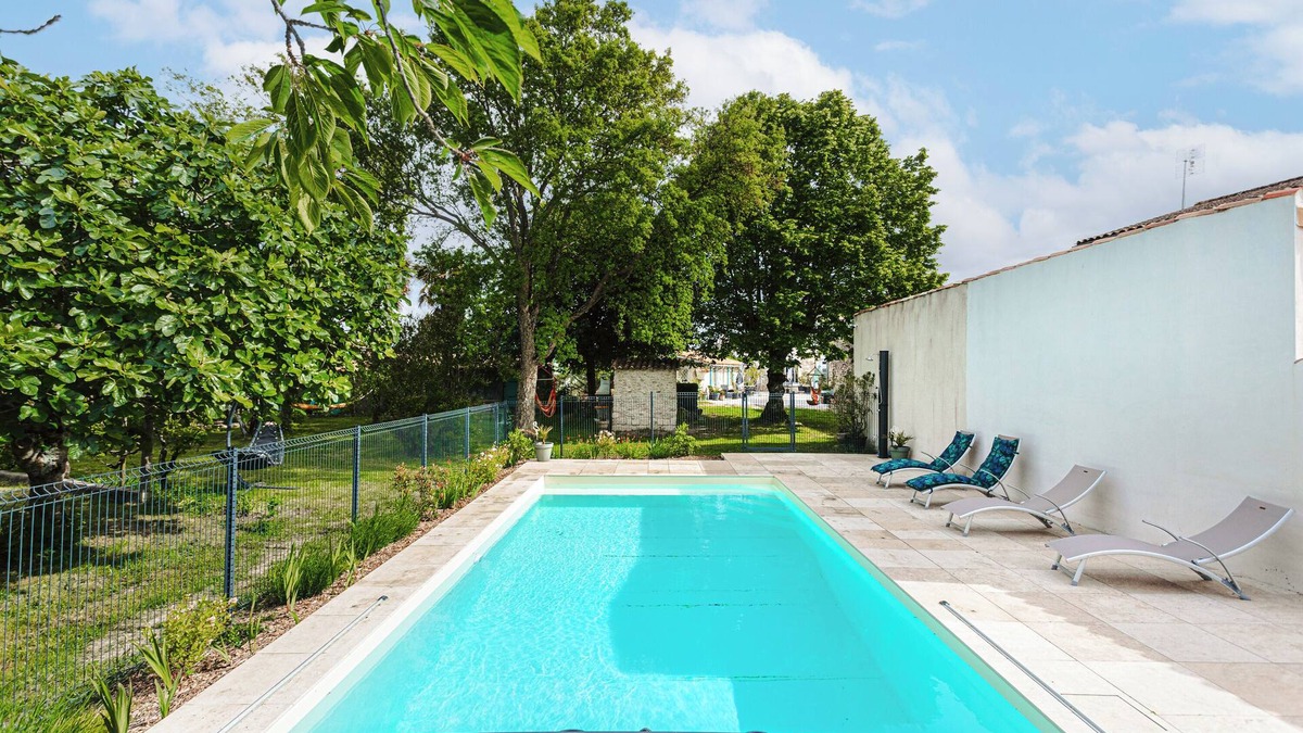Marennes House | Holiday Home 'Gite Les Cigognes' with Shared Pool, Wi-Fi and Air Conditioning