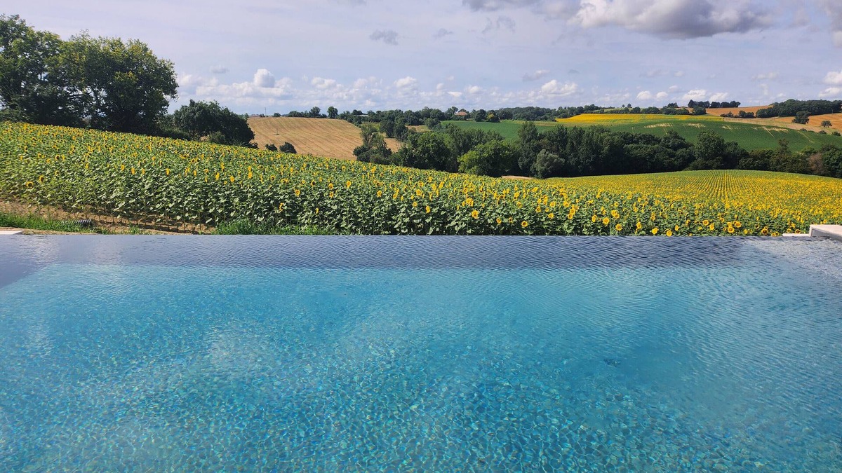 Maurens House | Holiday Home 'Gite Les Hauts D'En Perrin' with Mountain View, Wi-Fi and Air Conditioning