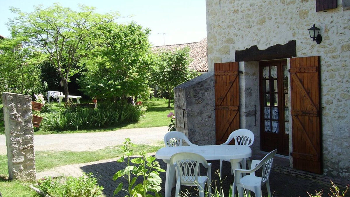 Labrihe House | Holiday Home 'Gite Plavengudo' with Private Terrace, Private Garden and Wi-Fi
