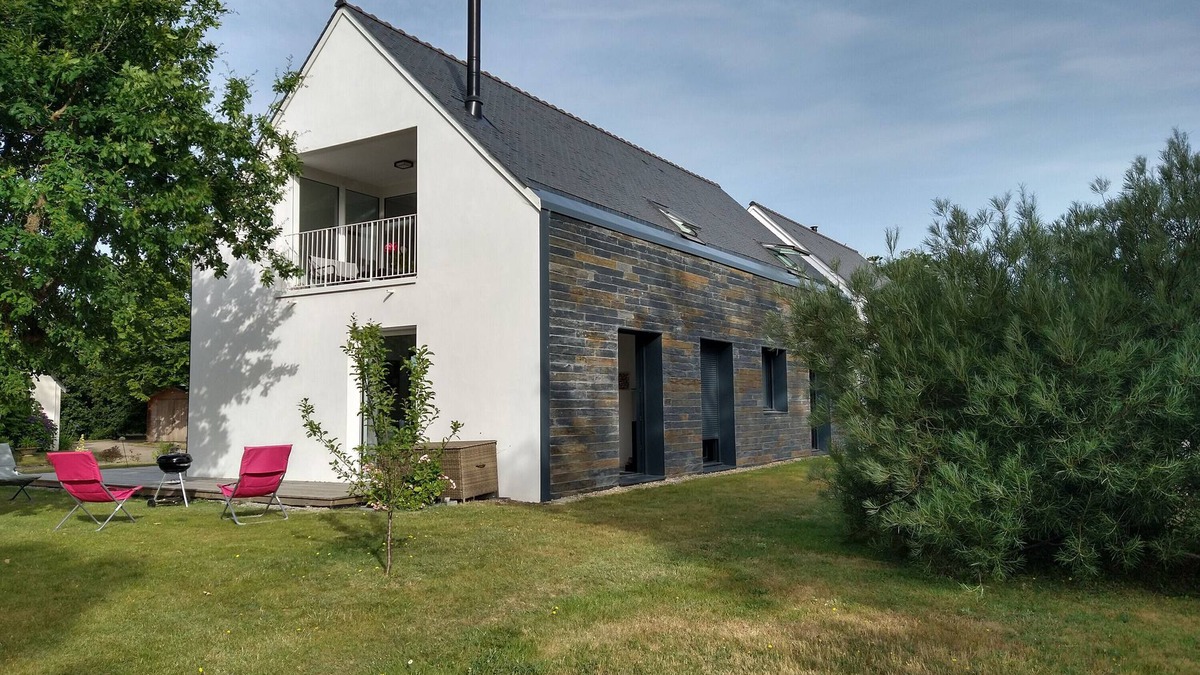 Saint-Jacques Villa | Holiday Home 'Grande Maison Bord De Mer' with Private Terrace and Private Garden