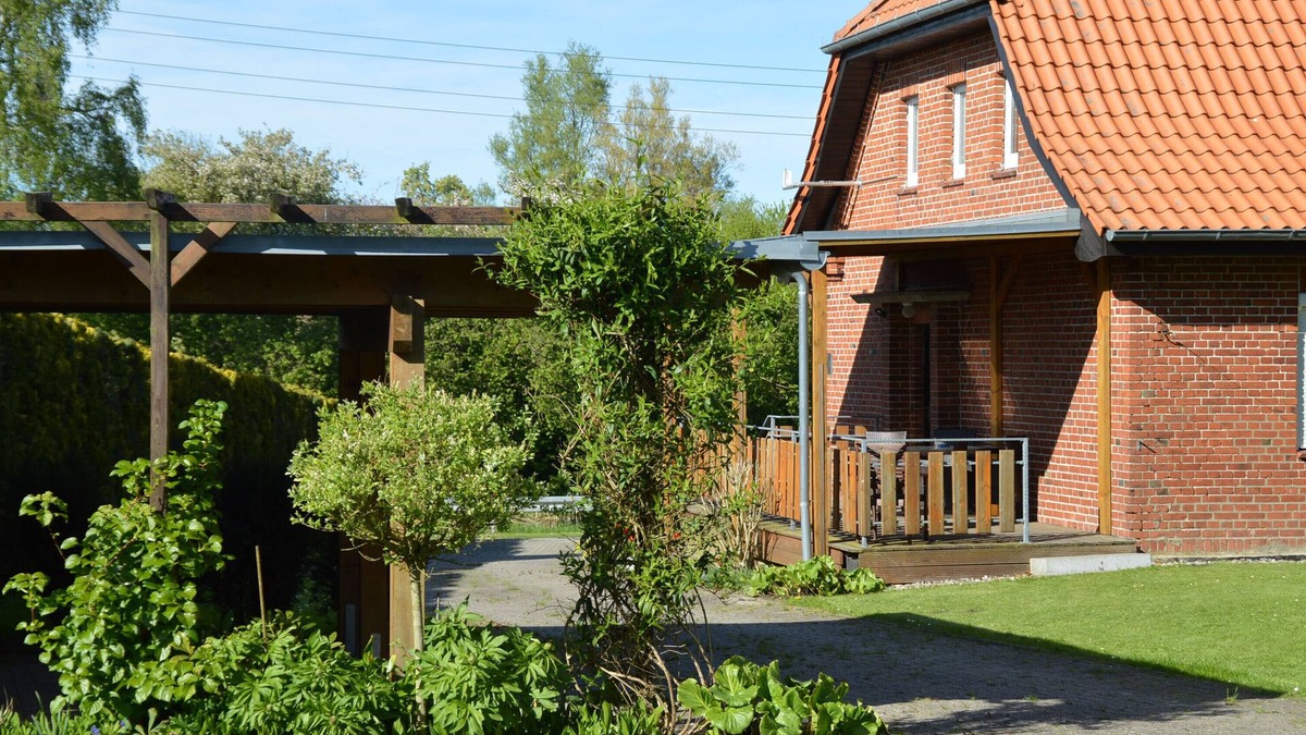 Alt Meteln House | Holiday Home 'Habicht' with Private Terrace, Private Garden and Wi-Fi