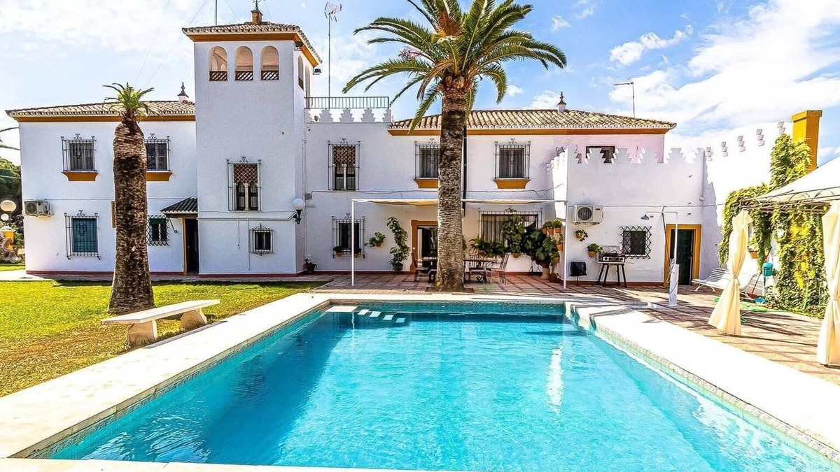 Marchena House | Holiday Home "Hacienda El Corchuelo en Marchena" with Pool, Garden & Wi-Fi