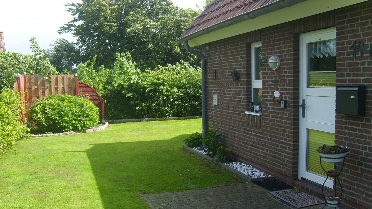 Niebuell House | Holiday Home 'Haus Deichbrise' with Private Terrace, Private Garden and Wi-Fi