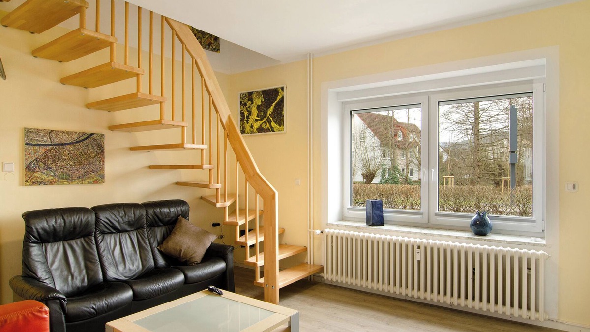 Hoexter House | Holiday Home 'Haus Unterm Räuschenberg' with Mountain View, Private Terrace and Wi-Fi