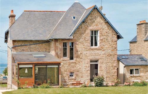 Tredrez-Locquemeau House | Holiday Home Hent Gwaz Ar Gouez