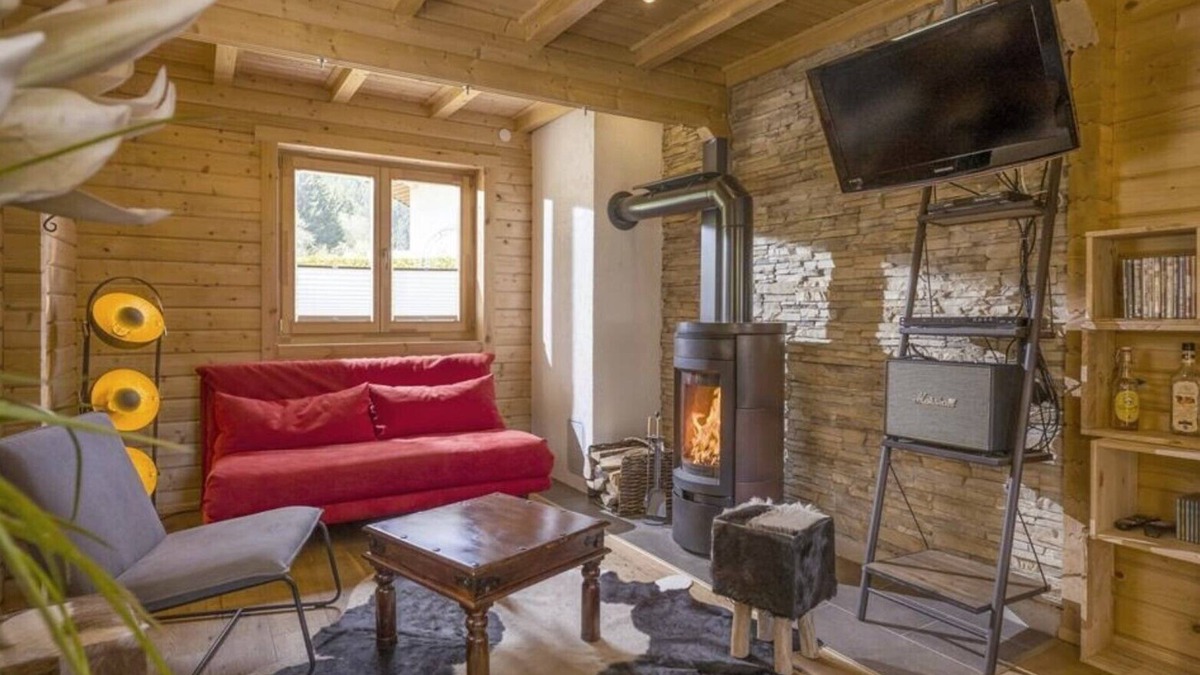 Woergl House | Holiday Home 'Hirschhäusl' with Mountain View, Terrace, Sauna and Wi-Fi