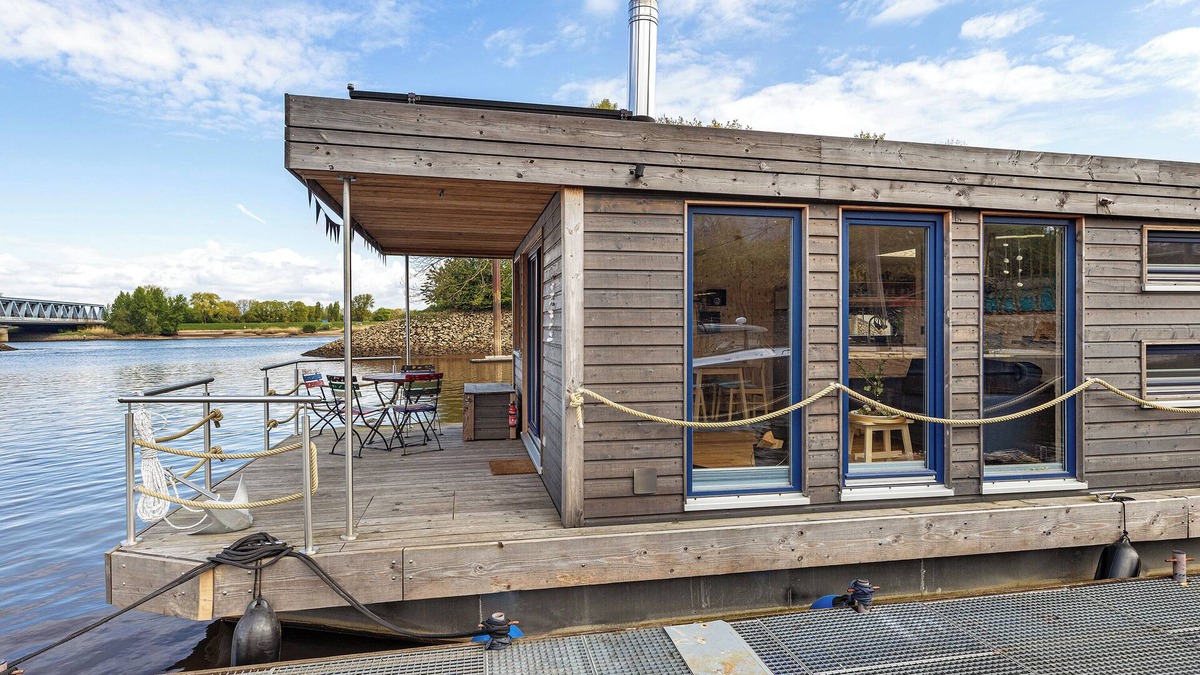 Neuland House | Holiday Home 'Hochwertiges Hausboot Ahoi, Kamin' with Private Terrace and Wi-Fi