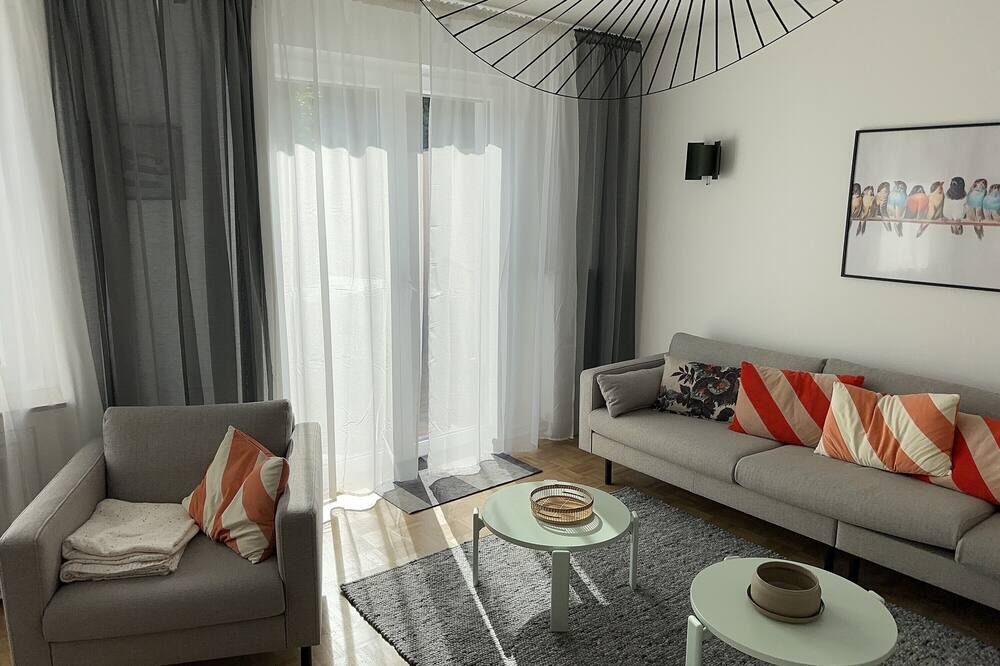 Johannisthal House | Holiday Home 'Höhennest' with Private Terrace, Private Garden and Wi-Fi
