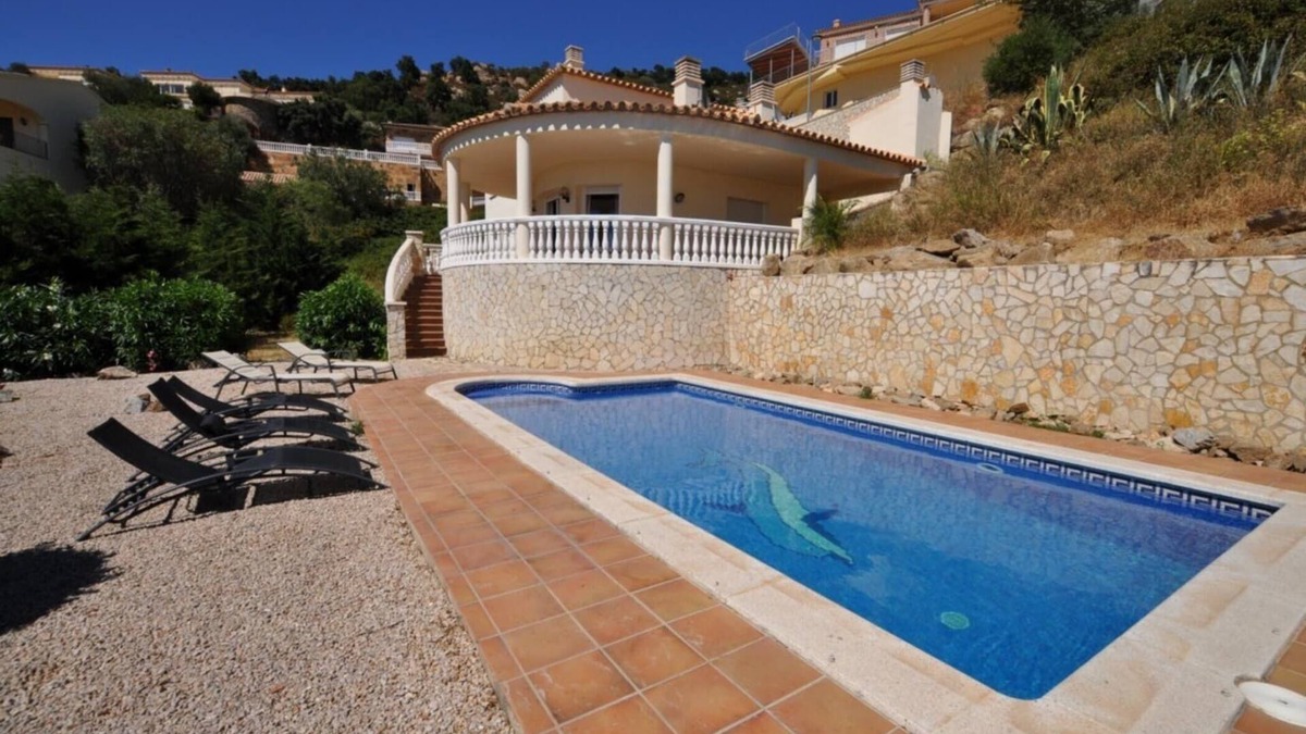 Palau-Saverdera House | Holiday Home in Empuriabrava with Private Pool