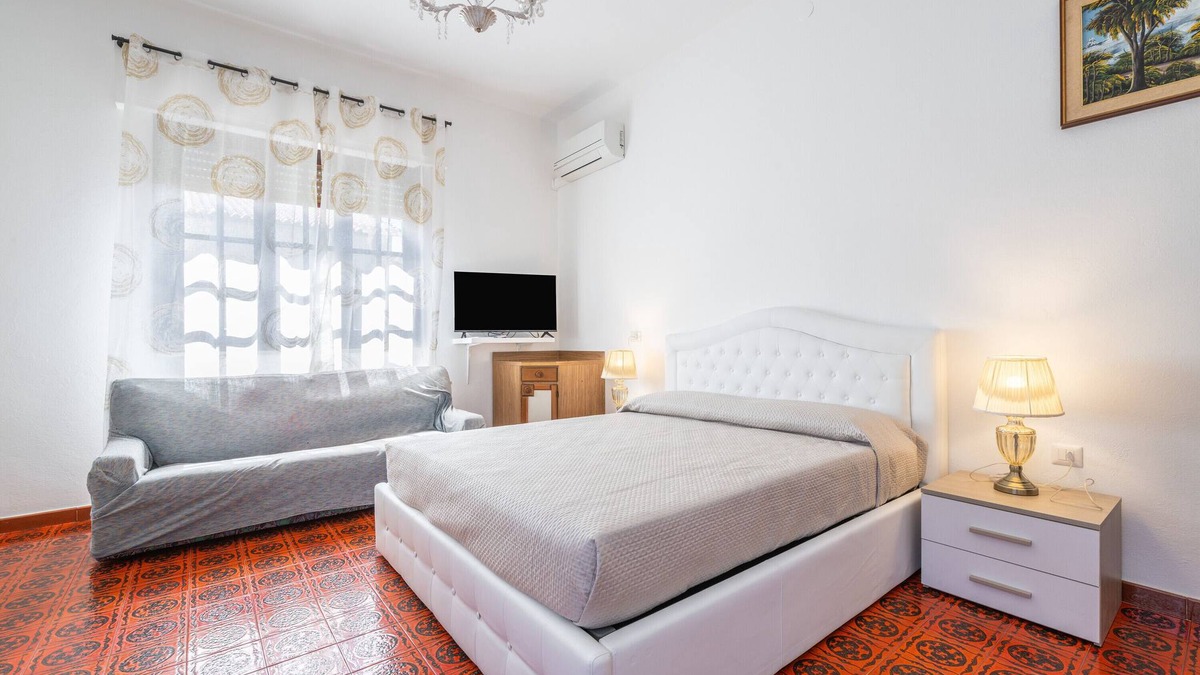 Sarroch House | Holiday Home 'Il Faro' with Private Terrace, Wi-Fi and Air Conditioning