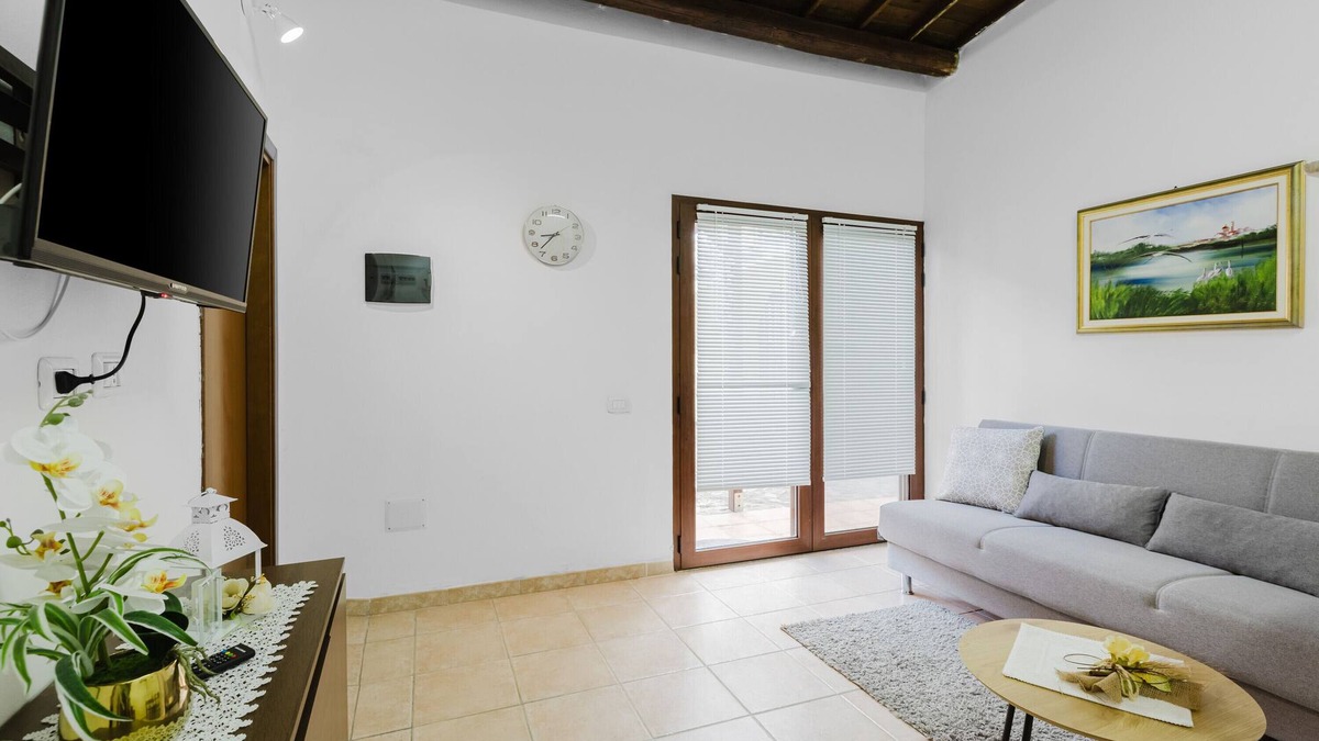 Palmas Arborea House | Holiday Home 'Il Corbezzolo Apartment' with Shared Terrace, Wi-Fi and Air Conditioning