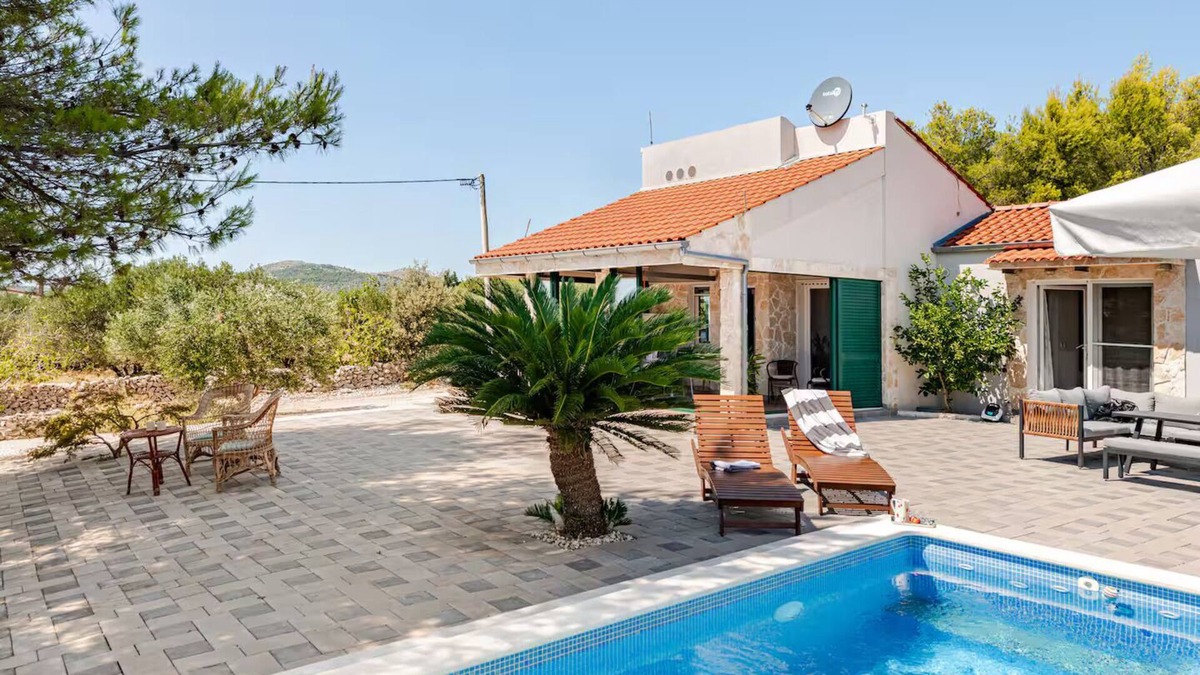 Marina Ski Chalet | Holiday home in a small village - sourrounded by olives and nature