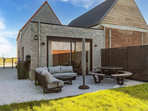 Aardenburg House | Holiday Home in Aardenburg near Sint-Baafskerk