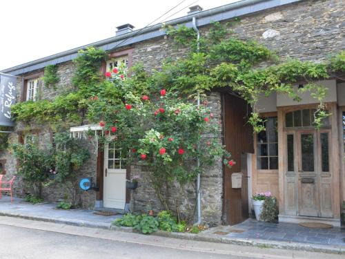 Gembes House | Holiday Home in Bièvre with Terrace