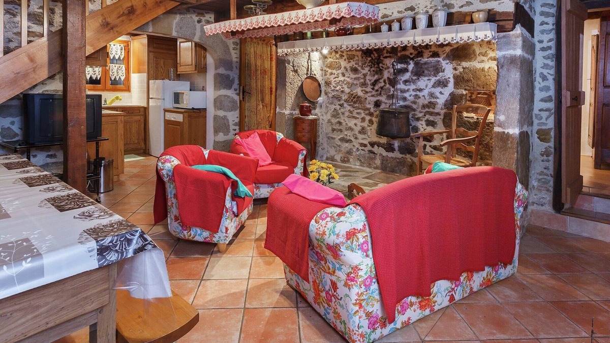Calvinet House | Holiday Home in Calvinet near Lakes