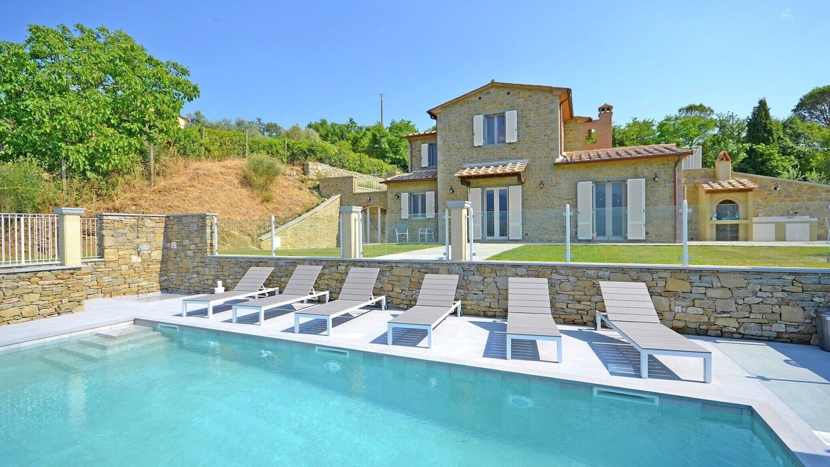 Ossaia House | Holiday Home in Cortona with Pool & Valley Views