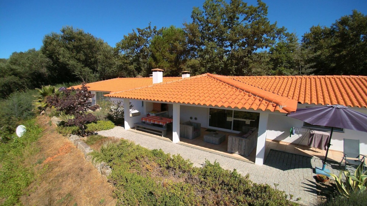Covas House | Holiday Home in Covas with Pool and Nature