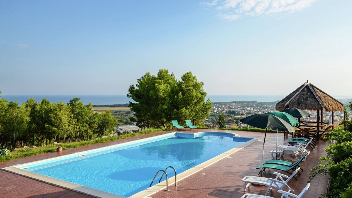 Cropani Marina House | Holiday Home in Cropani Marina with Pool