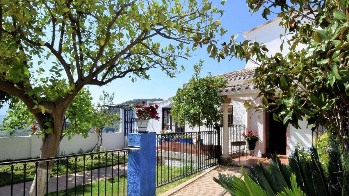 Zagrilla House | Holiday Home in Zagrilla Alta with Pool