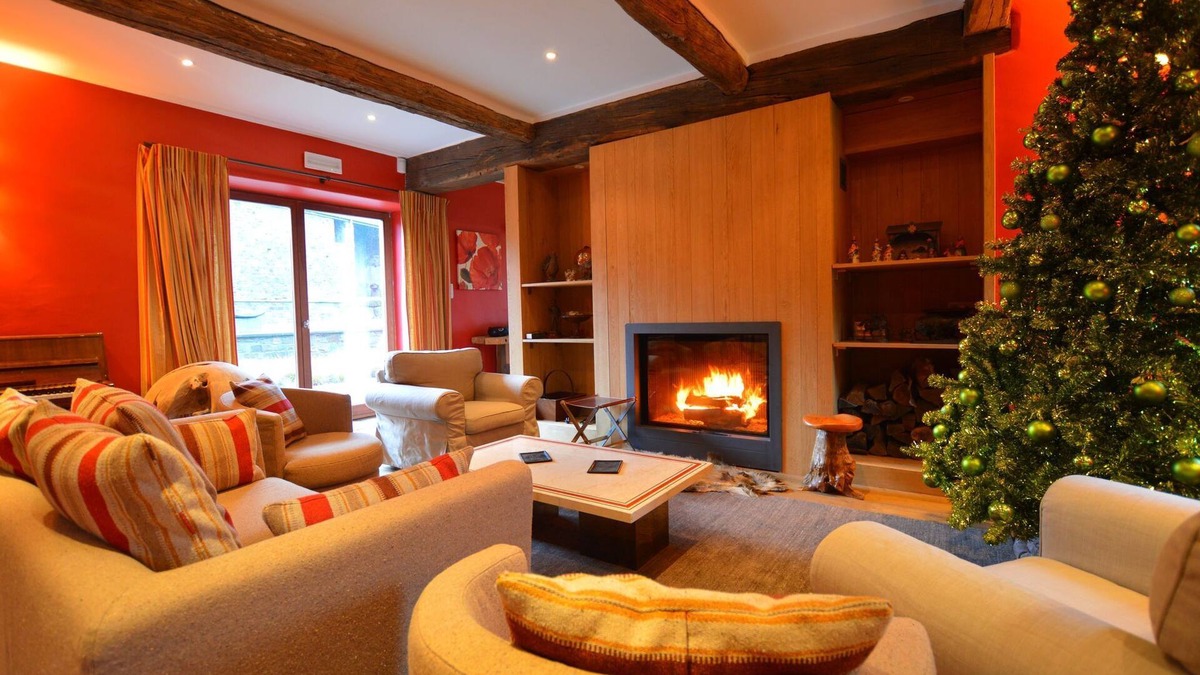 Mettet House | Holiday Home in Falaën with Garden BBQ