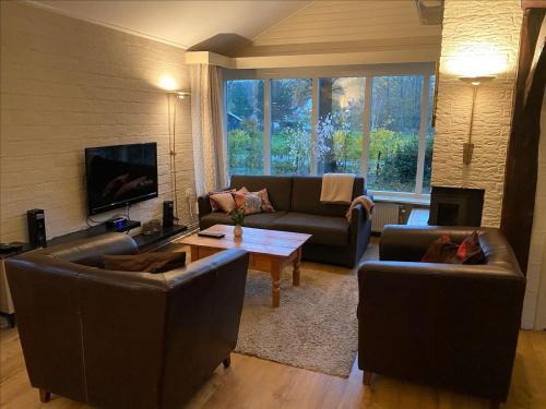 Haaksbergen House | Holiday Home in Haaksbergen by Lake