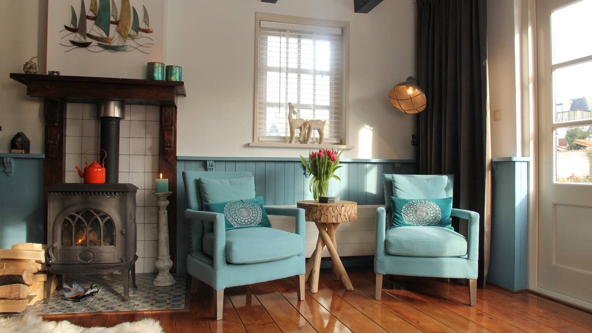 Hindeloopen House | Holiday Home in Hindeloopen by Lake