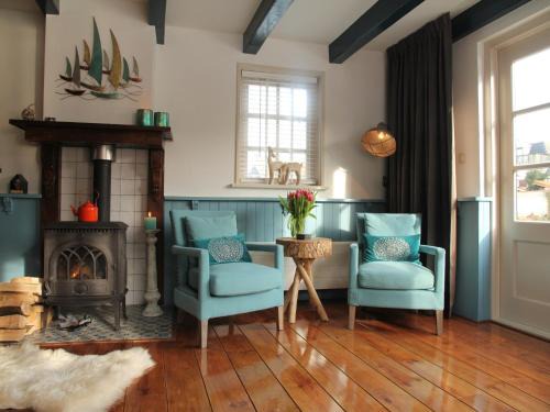 Hindeloopen House | Holiday Home in Hindeloopen by Lake