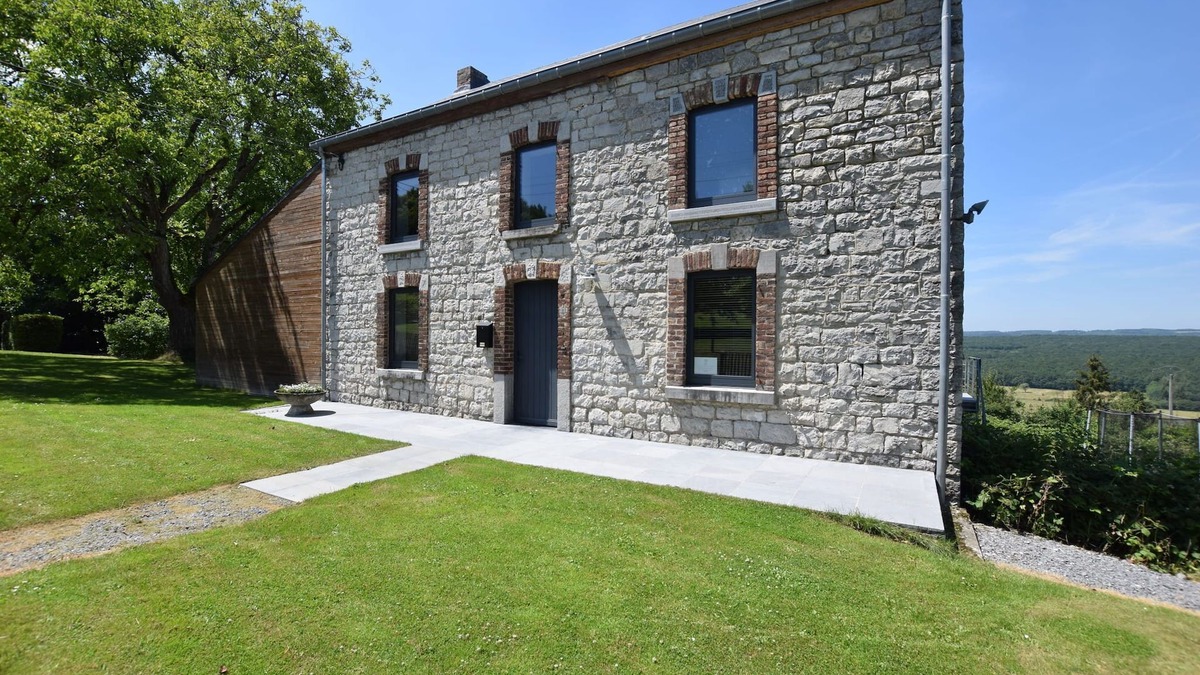 Humain House | Holiday Home in Humain with BBQ & Nature Views