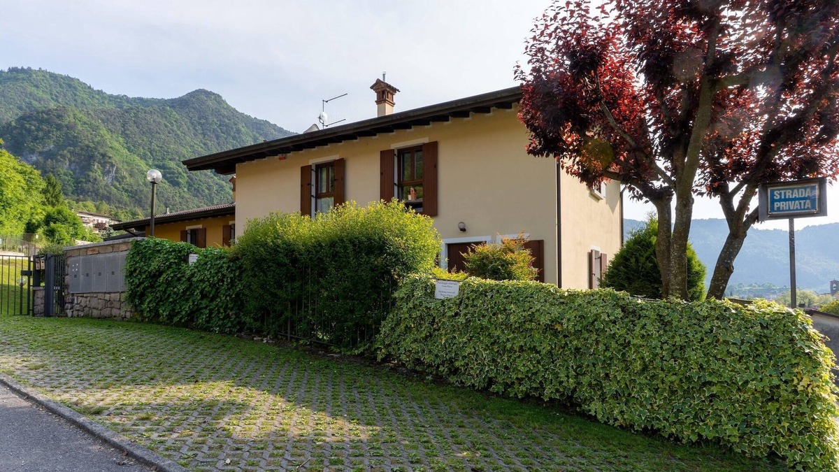 Crone House | Holiday Home in Idro near Scenic Hills