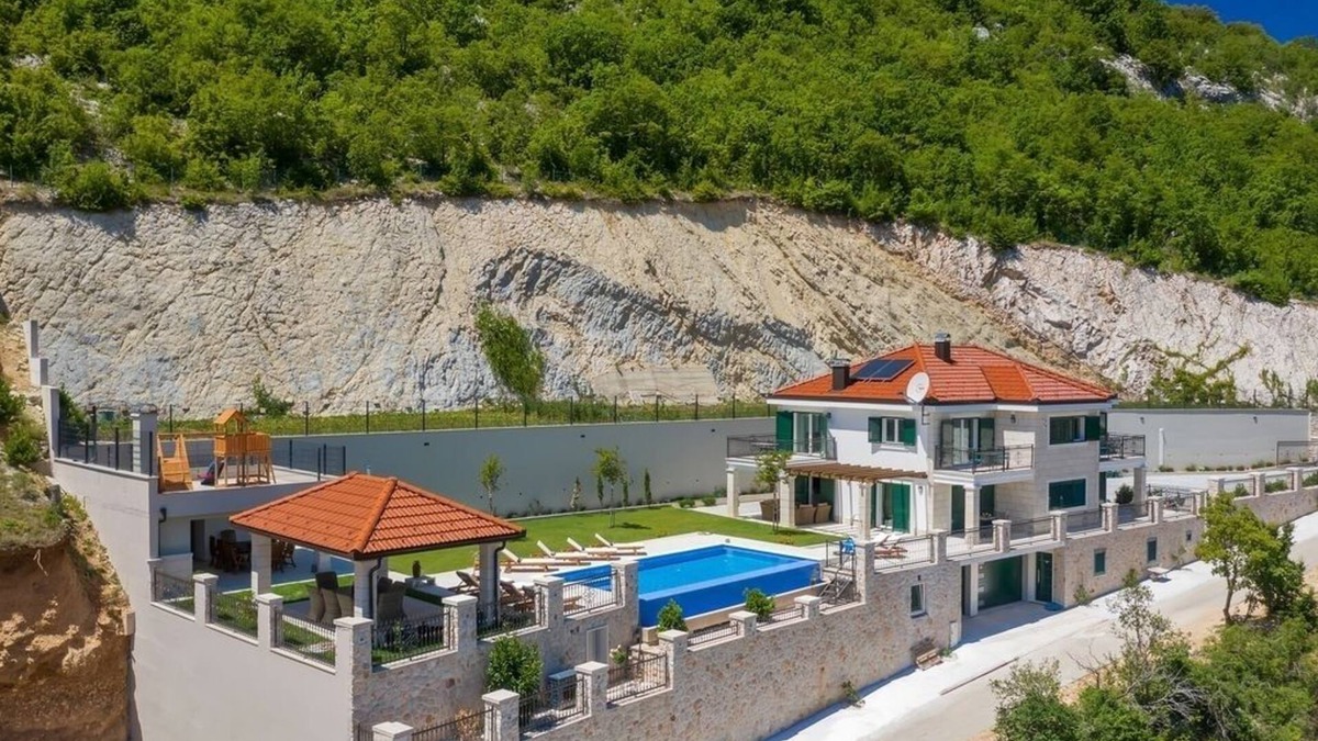 Lovrec House | Holiday Home in Imotski with Terrace, Air condition, WIFI, Washing machine (4978-1)