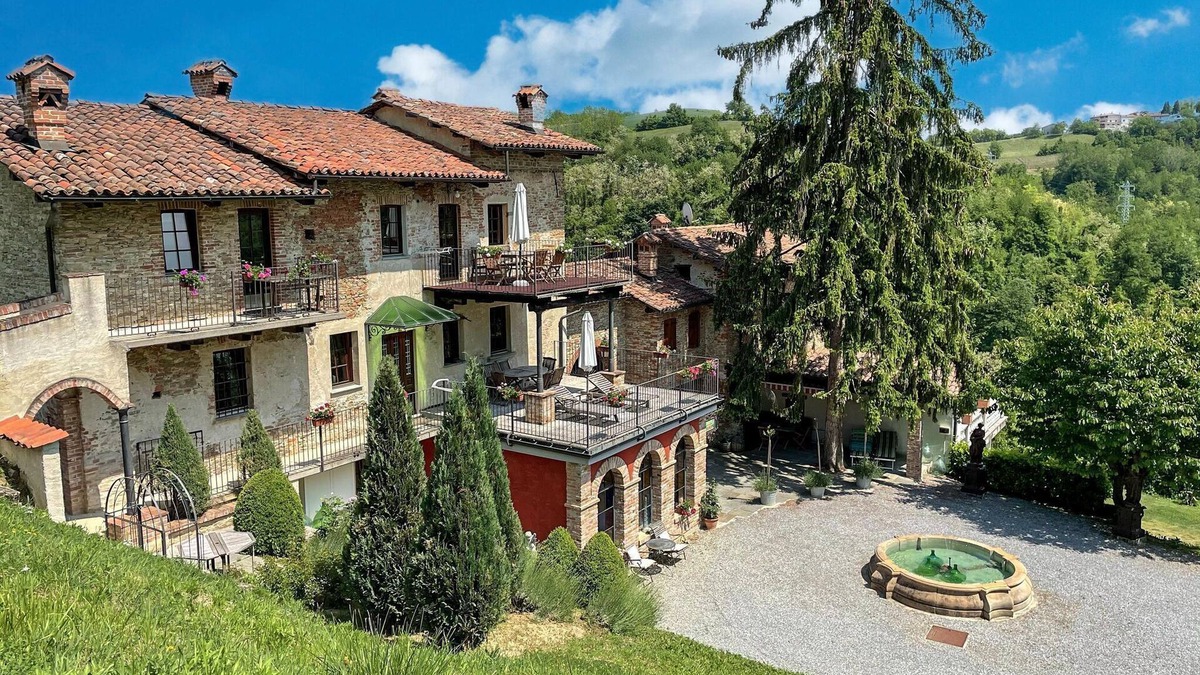 Bastia Mondovi Villa | Holiday Home in Langhe with Pool and Terrace